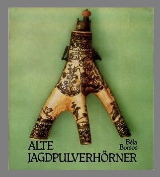 Alte Jagdpulverhörner. Ungarische Pulverhörner aus Hirschgeweih.
