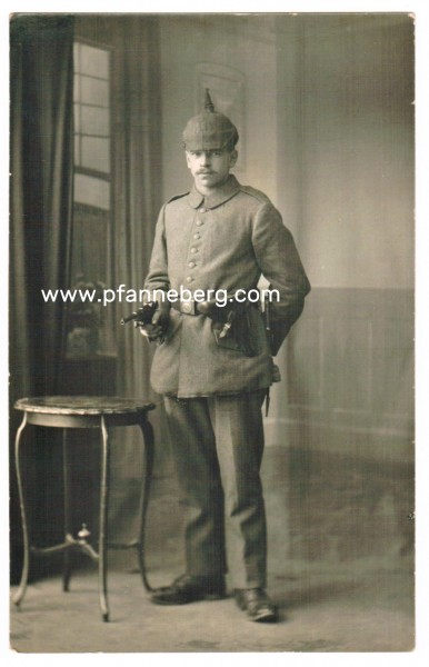 Deutsches Reich Foto Soldat feldgrau Pistole 08 Erster Weltkrieg mit Bajonett