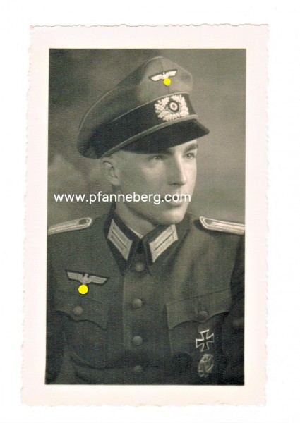 Wehrmacht Foto Offizier mit Schirmmütze alter Art und Auszeichungen