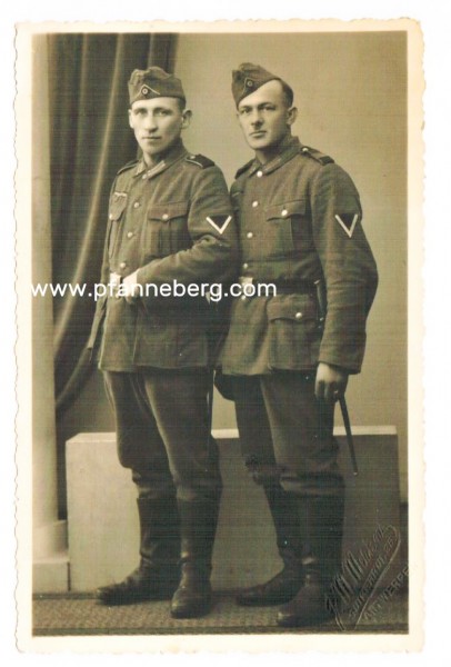 Wehrmacht Foto zweier Soldaten mit französischen Lebel-Bajonetten